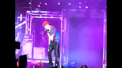 Justin Bieber pee Baby v Barselona ( 06.04.2011 - My world tour )