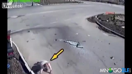Мъж изпада от кола при удар