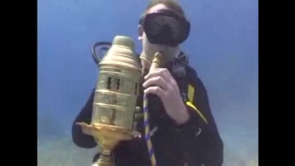 Красиви момичета танцуват под вода!