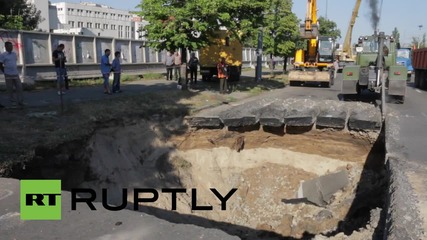 Ukraine: Massive sinkhole splits apart Kiev street