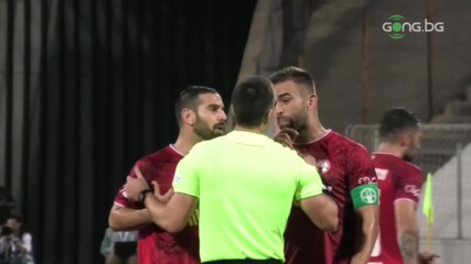 Футболисти на Апоел в спор със съдийската бригада след края на първото полувреме
