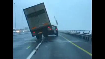 Тир полита от силен вятър