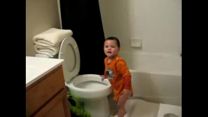 Дете влиза в тоалтната чения.. Много Смях!