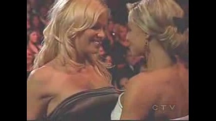 Trish Stratus И Pamela Anderson Се Целуват
