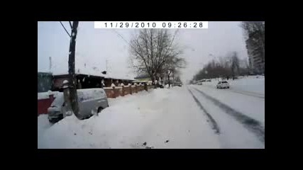 Лудак се блъска в полицейска кола
