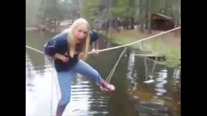 Блондинка се пльосва яко във водата ( смях )