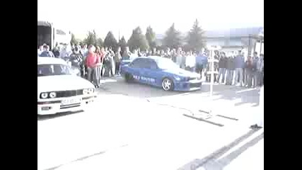Много добра гонка между две Е30!