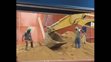 Малоумни строители товарят пясък 