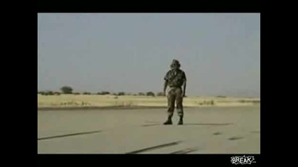 Изтребител минава над главата на човек а той дори не помръдва