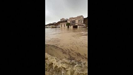 Наводнения в Оман, пътища и сгради са под вода (ВИДЕО)