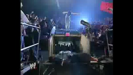 Wwe Jeff Hardy Скача От Балкона В Залата с бомбата на лебеда