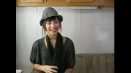 Demi Lovato Does Jonas Brothers Impressions