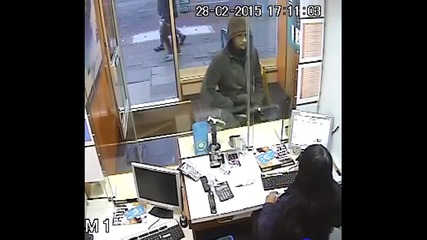 Бандит се отказа да обере обменно бюро, защото касиерката имала работа