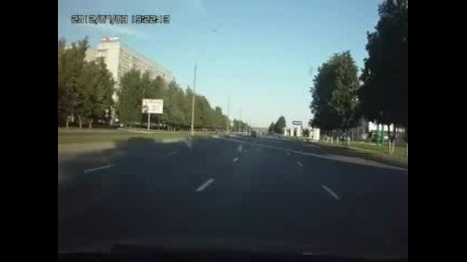 Луда жена се разкарва гола!