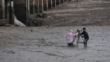 Момче легна в калта за да спаси двама фотографи