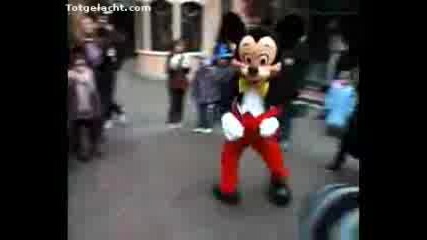 Мики Маус Играе Брейк На Улицата