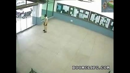 Какво му стана на този?