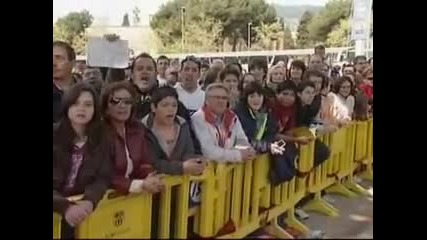 Феновете На Барселона Посрещат Отбора След Загубата от Бетис 