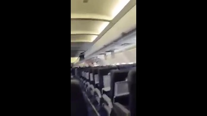 Видео, снимано в самолета, който се приземи с дупка от взрив