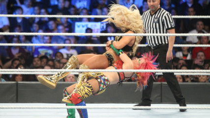 Asuka & Naomi vs. Mandy Rose & Sonya Deville: SmackDown LIVE, Nov. 20, 2018