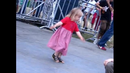 Малко момиче танцува Drum and Bass