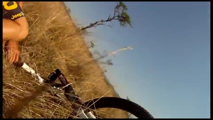Антилопа гну блъска колоездач на сафари в африка
