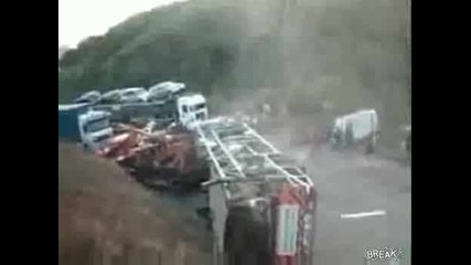 Камьон не успява да се обърне след катастрофа ! 
