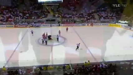 Световно по хокей 2011 Чехия - Русия Евгени Артюхин размазва трима чехи