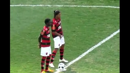 Ronaldinho_faz_gesto_para_os_vas