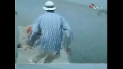 Анаконда изяжда кученце
