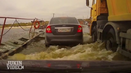 Шофьор на Камион е некоректен спрямо наводнени коли на мост