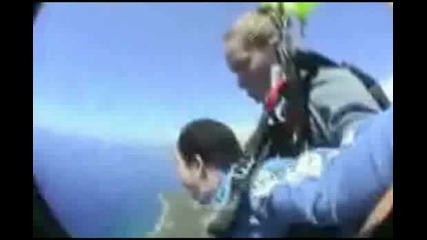 Човек повръща по време на скок с парашут
