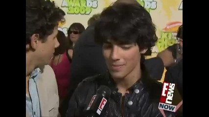 Joe Jonas Flying Solo
