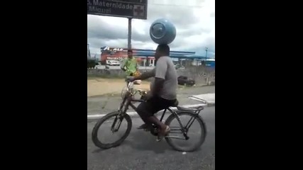 Колоездач кара колело с газова бутилка върху главата!