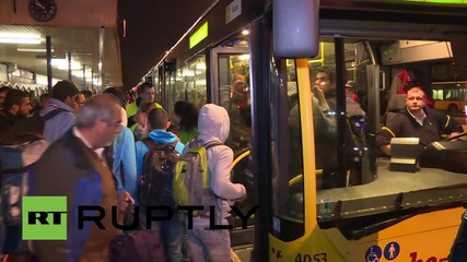 Germany: Hundreds of refugees welcomed at Berlin's Schoenefeld station