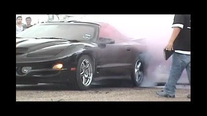 Червено - син burnout на Pontiac Trans Am 