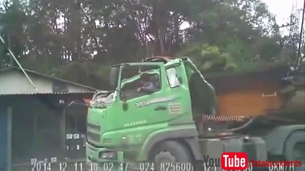 Шофьор на камион оцелява по чудо ,след като катастрофира в постройка !