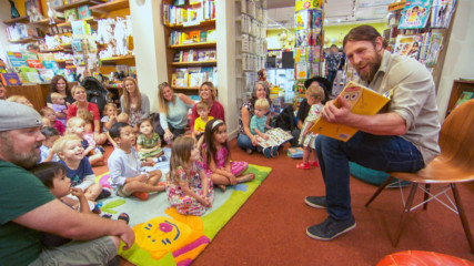 Daniel Bryan reads a children's book: Total Bellas Bonus Clip, Feb. 10, 2019