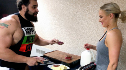 Русев учи Лана да се храни като чудовище за WWE MMC
