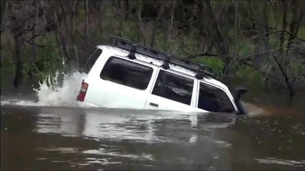 Toyota плува при офроуд -екстремно !
