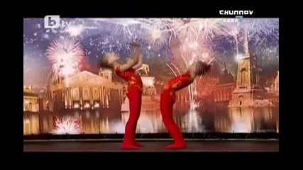 Две супер сладки момиченца танцуват супер! 