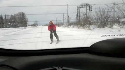 Така се забаляваме зимата. На път за вкъщи. По-добре да не минава снегорин