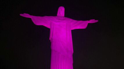 Осветиха статуята на Христос Спасителя в Рио за Международния ден на жената (ВИДЕО)