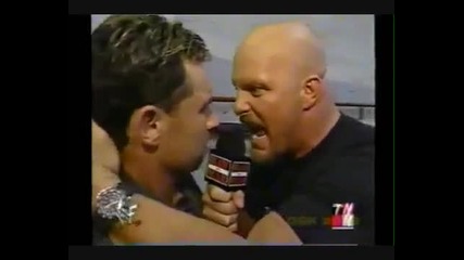 Stone Cold Scares The Hell Out Of Michael Cole [ Много Смях ]