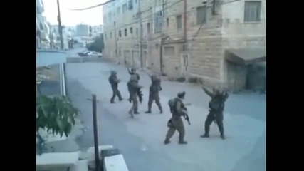 Сдухани израелски войници танцуват по време на наряд *смях* 