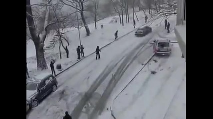 Руски "супермен" спира кола с ръце