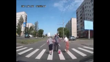 Бабичка опитва да пресече улица