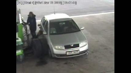 Гуми на кола прегазват мъж на бензиностанция 