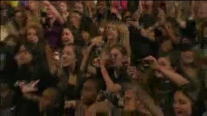 Jonas Brothers sing la baby during free mini concert in washington d.c 