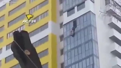Мъж вися от 15 етаж закачен само за панталоните си